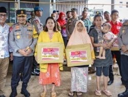 Kunjungi Korban Banjir di Pekalongan, Kapolda Jateng Berikan Bantuan