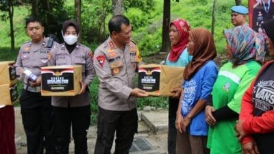 Kunjungi TPSA Banyuurip, Kapolda Jateng Berikan Bantuan Sosial