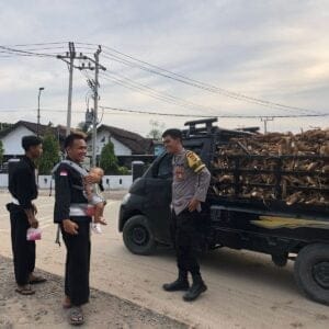 Dalam rangka meningkatkan amal ibadah di bulan ramadhan  perguruan pencak silat PSHT Pusat Madiun dan personil Polsek Tanjung Raya laksanakan berbagi Takjil