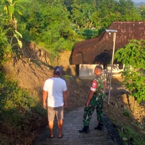 Babinsa Kemusu Pantau Lokasi Longsor di Desa Watugede