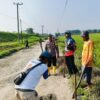 Peduli Lingkungan, Bhabinkamtibmas Polsek Seputih Raman Gotong Royong Bersama Warga Binaannya