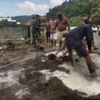 Kompak Bersama Warga, Babinsa Koramil 1505-04nOba Gotong Royong Pengecoran Pagar Rumah