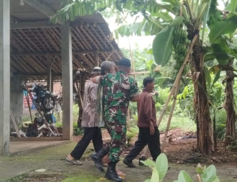 Babinsa Nogosari Turut Pengamanan Dan Pengawalan Pasien ODGJ