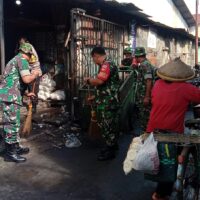 Dalam Hari Juang TNI AD Tahun 2024 Koramil 03/Serengan Kerja Bakti Bersihkan Lingkungan Pasar Harjodaksino.