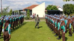 Babinsa Latih Baris Berbaris 170 Siswa Ketarunaan SMKN Miri