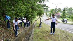 Peduli Lingkungan, Prajurit Petarung Pasmar 3 Bersihkan Ruas Jalan Poros Sorong-Klamono