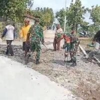 Babinsa Berpartisipasi Aktif dalam Pengerukan Tanah untuk Persiapan Pengecoran Jalan Desa