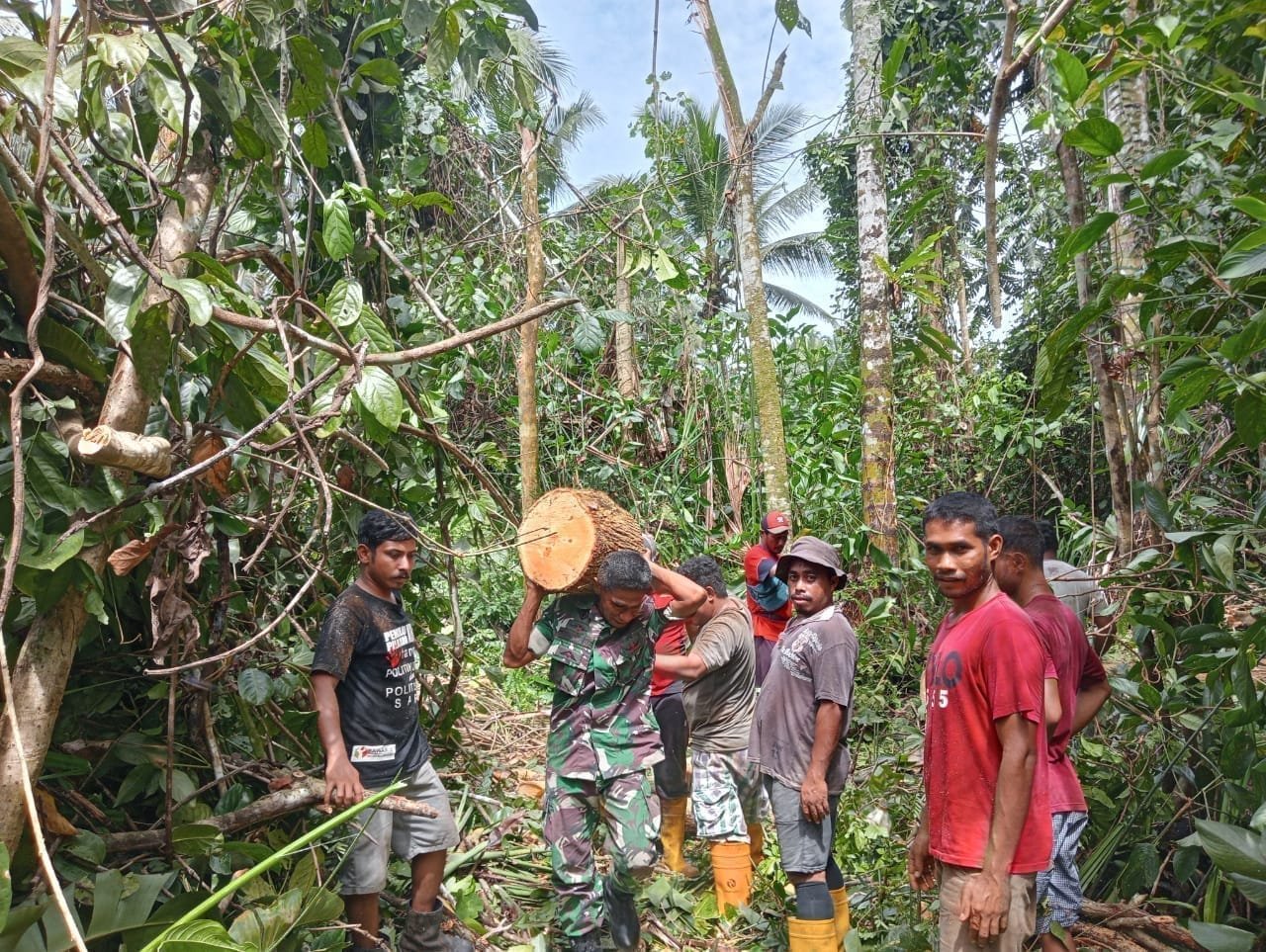 Aksi Nyata Babinsa Koramil 1505-04: Angkat Kayu Bakar Bersama Masyarakat Payahe
