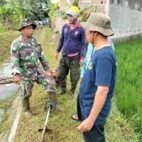 Babinsa Nogosari Bantu Optimalkan Saluran Irigasi Untuk Petani