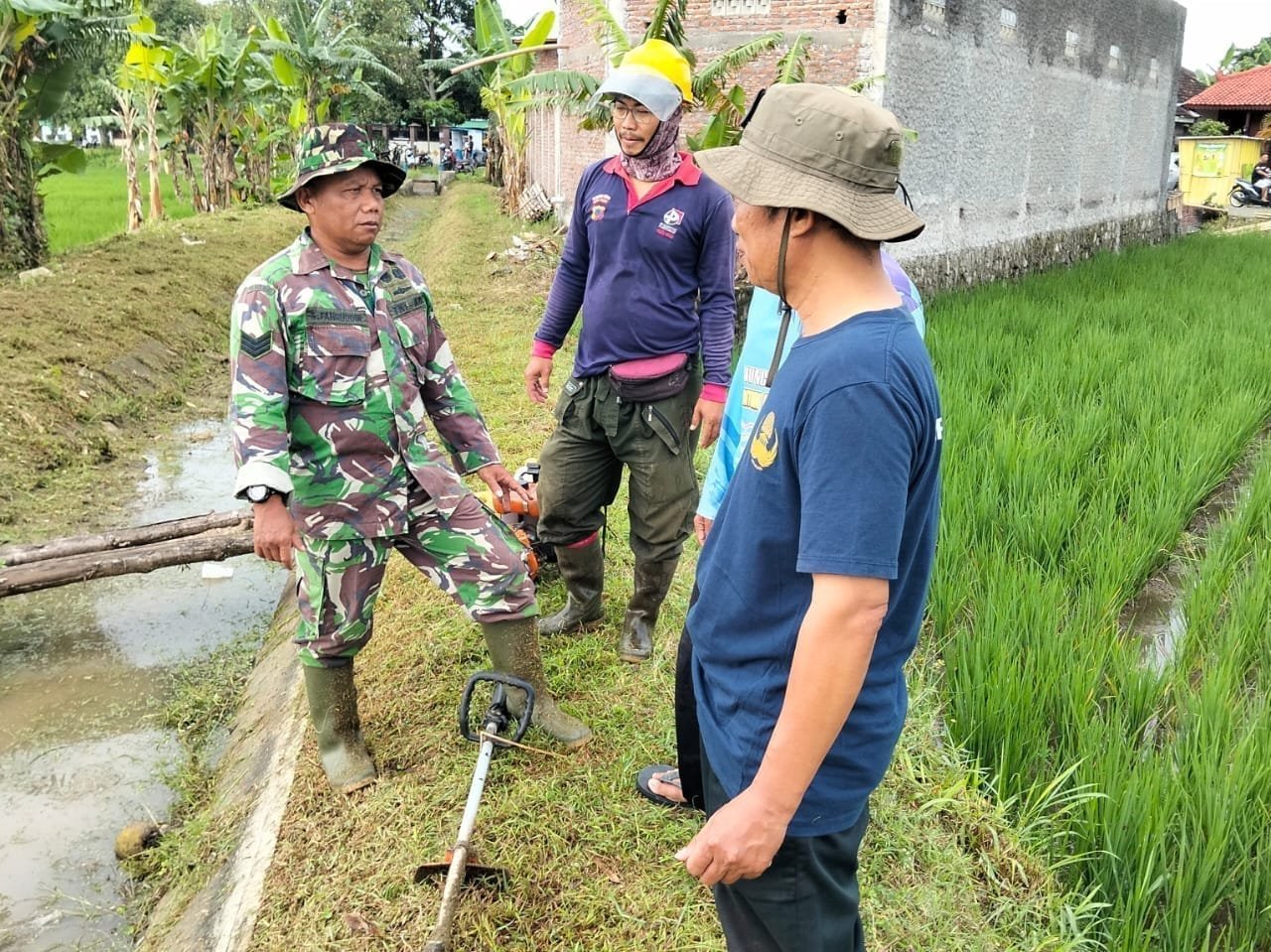 Babinsa Nogosari Bantu Optimalkan Saluran Irigasi Untuk Petani