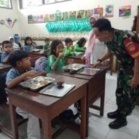 Sukseskan Program Pemerintah, Kodim 0735/Surakarta Bantu Distribusikan Makanan Bergizi Gratis di Kota Solo