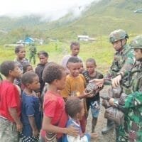 Satgas Yonif 715/Mtl Laksanakan Jumat Berkah Dengan Berbagi Makanan Kepada Anak Binaan