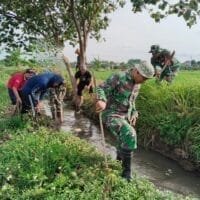 Danramil Ngemplak Pimpin Pembersihan Irigasi Bersama Warga Desa Sawahan