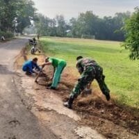 Koramil Nogosari Karya Bakti Bersama Warga Desa Pojok Wujudkan Lingkungan Sehat