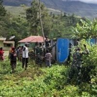 Babinsa Koramil 1715-03/Kurima Bantu Warga Kampung Polimo dalam Kegiatan Kebersihan dan Perbaikan Saluran Air