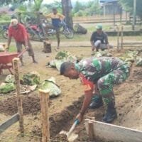 Peduli Sesama, Babinsa Kodim 1505 Tidore Ikut Gali Pondasi Rumah Warga Desa Lifofa
