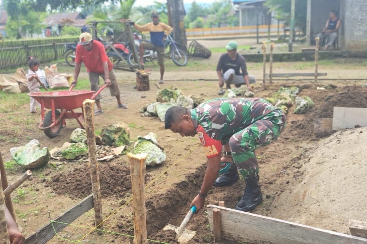 Peduli Sesama, Babinsa Kodim 1505 Tidore Ikut Gali Pondasi Rumah Warga Desa Lifofa