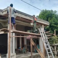 Babinsa Koramil 1505-04 Oba Bantu Warga Pasang Bingkai Teras Rumah di Desa Binaan