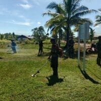 Gotong Royong TNI dan Warga, Wujudkan Posyandu yang Bersih dan Sehat
