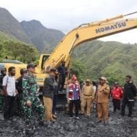 Dandim 1714/PJ Dampingi Pj Bupati Puncak Jaya Tinjau Langsung Jalan Longsor di Distrik Kalome