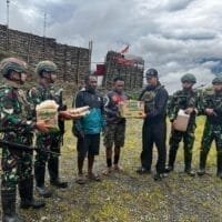 Satgas Yonif 715/Motuliato Bagikan sembako kepada Masyarakat di Puncak Jaya, Papua