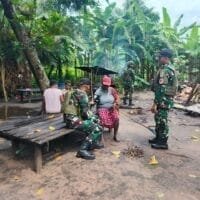 Implementasikan 8 Wajib TNI, Babinsa Bersama Warga Fawi Laksanakan Karya Bakti
