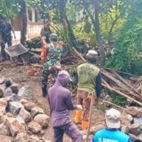 Antisipasi Cuaca Ekstrem, Babinsa dan Warga Gotong Royong Bangun Talud