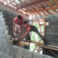 Dekat dengan Rakyat, Babinsa Koramil 1505-04 Oba Bantu Pembangunan Rumah Warga