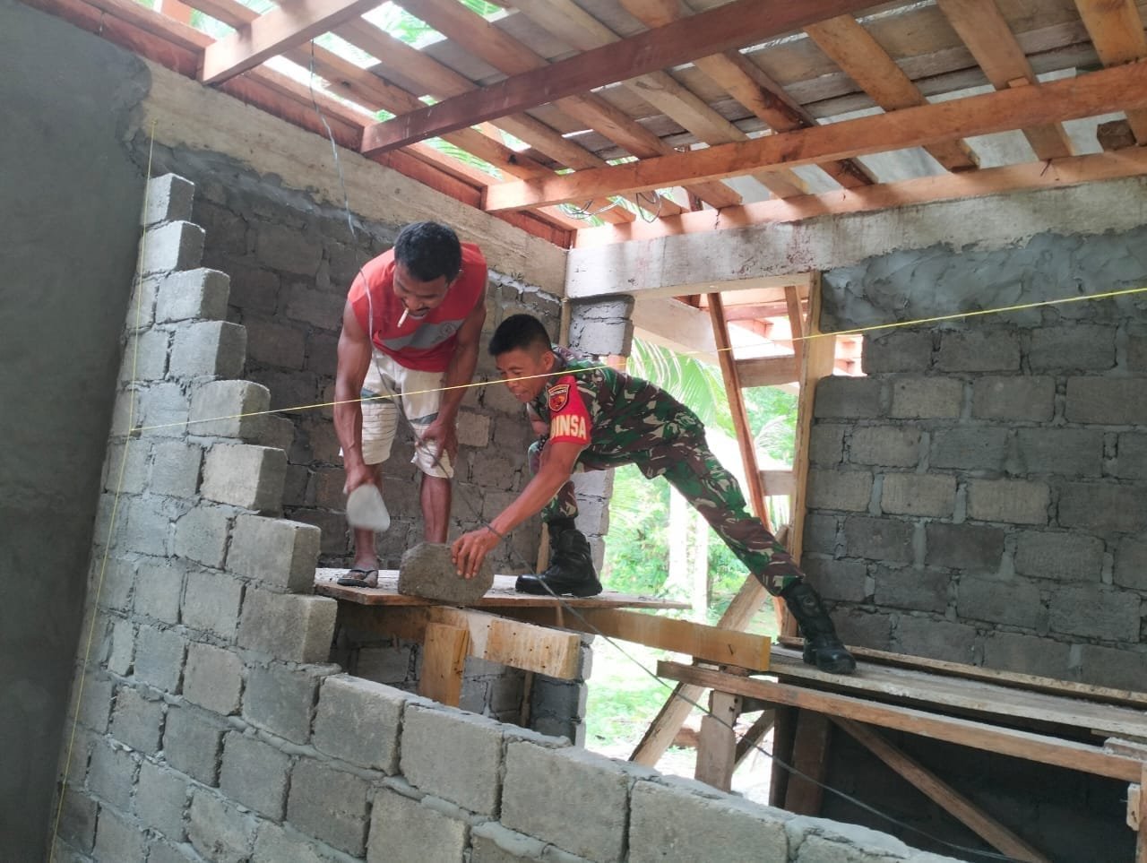 Dekat dengan Rakyat, Babinsa Koramil 1505-04 Oba Bantu Pembangunan Rumah Warga