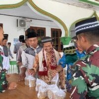 Berbagi Berkah di Hari Jum’at, Satgas Yonif 131/BRS Bagikan Makanan Seusai Pelaksanaan Ibadah Sholat Jum’at Papua