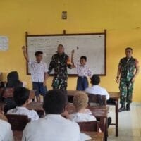 Babinsa Koramil 1710-03/Kuala Kencana Berikan Materi Matematika Dengan Metode Gasing Kepada Siswa-Siswi SMPN 3 Mimika