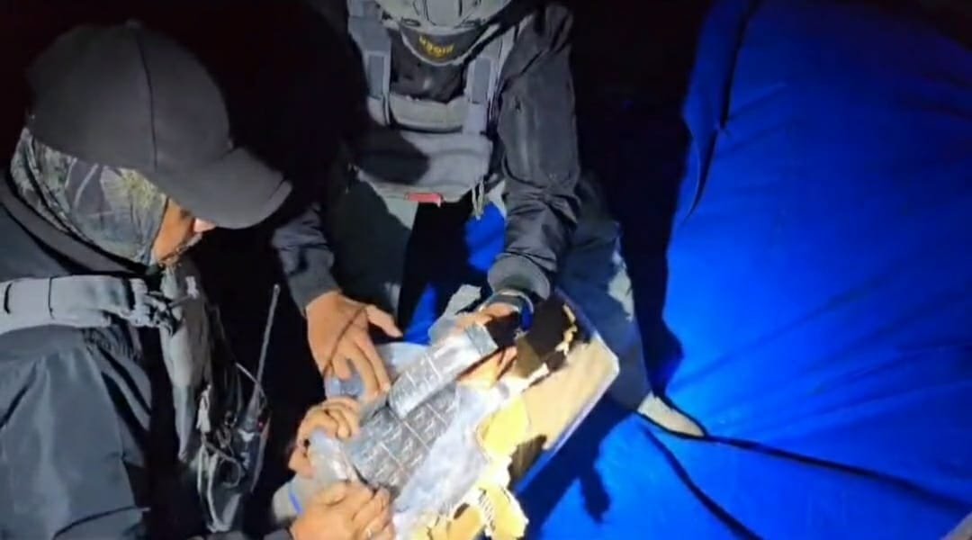 Bakamla RI Tangkap Kapal Kayu Bermuatan Rokok Ilegal 200 Ball di Perairan Tembilahan