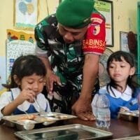 Babinsa Kodim Bojonegoro, Kawal Pendistribusian Makan Bergizi Gratis