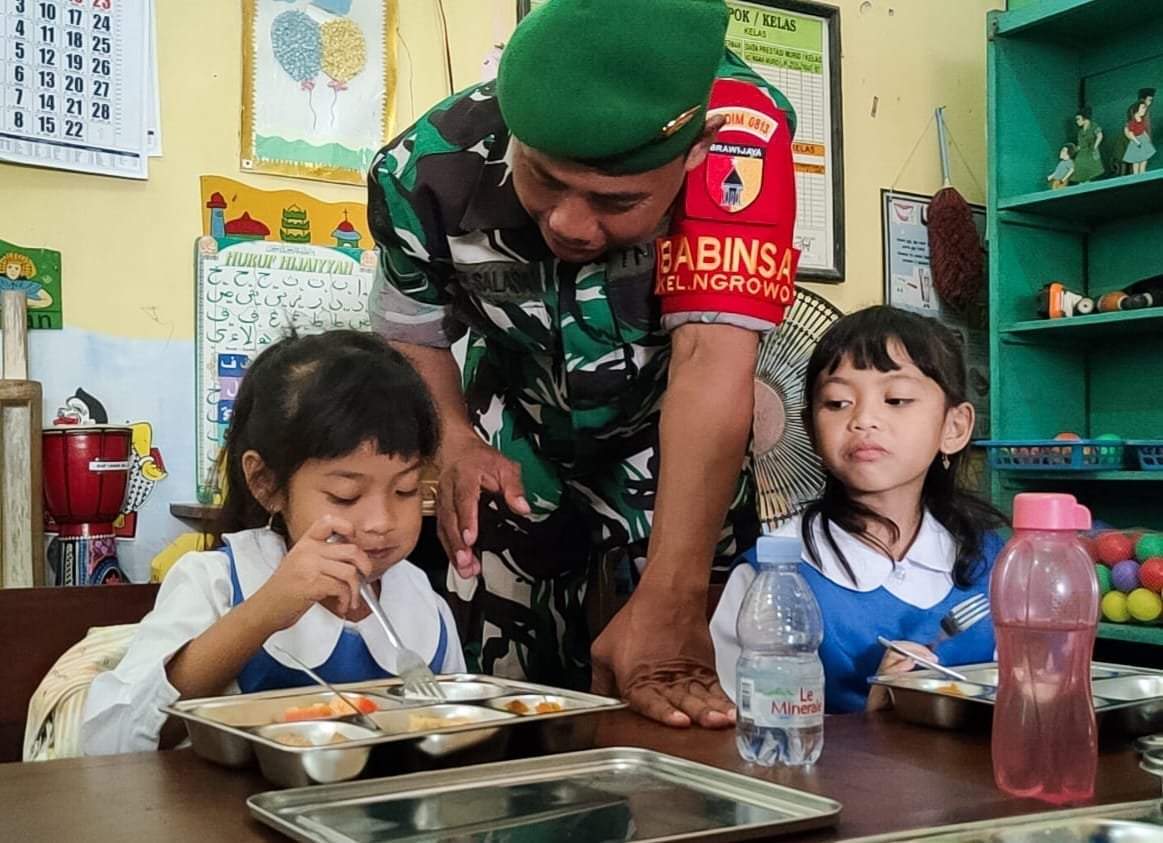 Babinsa Kodim Bojonegoro, Kawal Pendistribusian Makan Bergizi Gratis