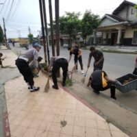 Bulan Bakti TNI-Polri, Koramil 0811/12 Dan Polsek Bancar Tuban Bersih-bersih Masjid Baitul Atiq Jelang Ramadhan