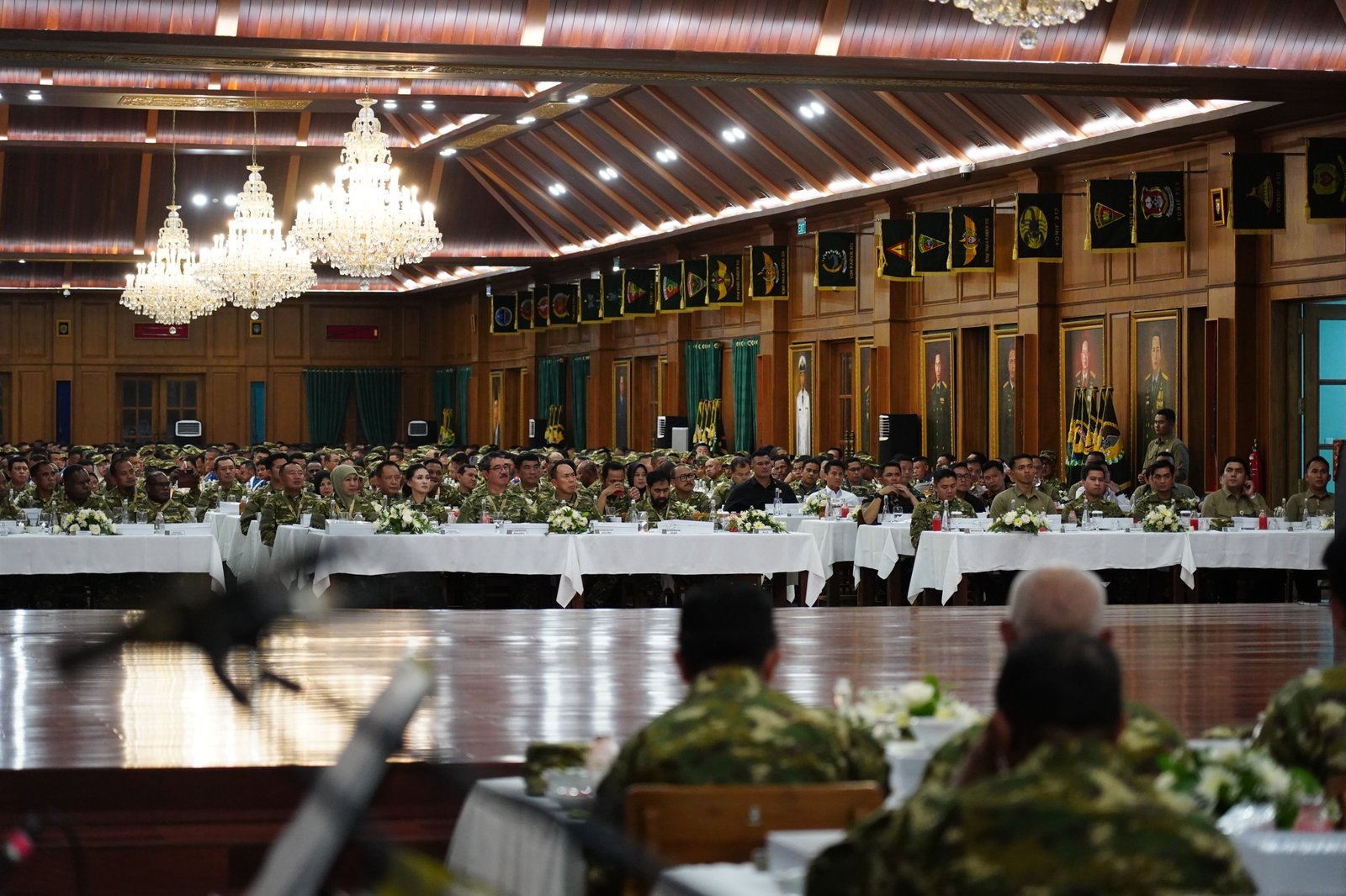 Presiden Prabowo Pimpin Upacara Parade Senja di Akademi Militer