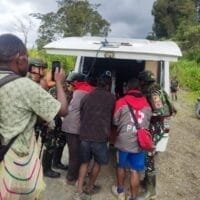 Sigap, Satgas Yonif 715/Motuliato Berikan Pertolongan Kepada Masyarakat Yang Mengalami Kecelakaan, di Jalan Trans Mulia - Sinak