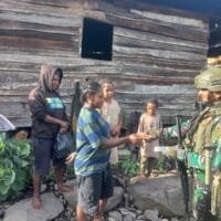 Mempererat Hubungan Dengan Masyarakat, Satgas Yonif 112/DJ Laksanakan Anjangsana di Kampung 55, Pruleme