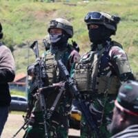 Satgas Pamtas RI-PNG Yonif 112/DJ berperan Aktif dalam Mediasi Konflik Antara Pendukung Paslon di Puncak Jaya