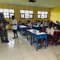 Satgas Yonif 141/AYJP Berbagi Buku Untuk Siswa SMPN 1 Kimaam di Perbatasan RI-PNG