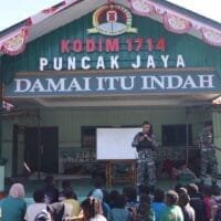 Peduli Pendidikan Anak-Anak, Anggota Kodim 1714/Puncak Jaya Memberikan Materi Calistung Kepada Pengungsi