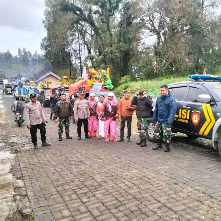 Sinergitas TNI-Polri Sumber Kawal Persembahyangan Melasti Umat Hindu Tengger Aman