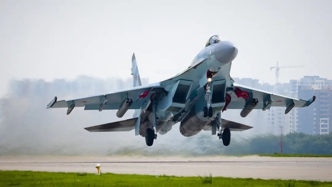 Pesawat tempur Sukhoi Su-30 lepas landas dengan posisi vertikal di landasan pacu.
