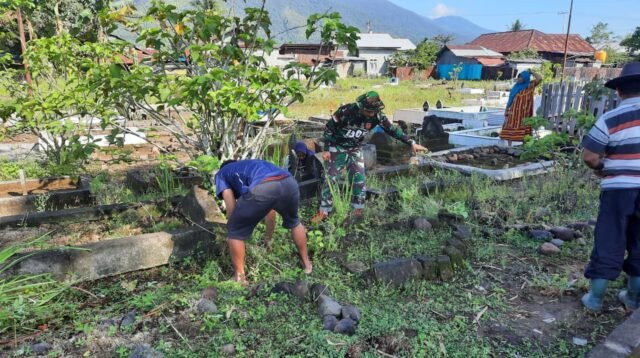 Jumat Bersih, Babinsa Koramil 1505-03 Maba dan Warga Kompak Bersihkan Makam Umum