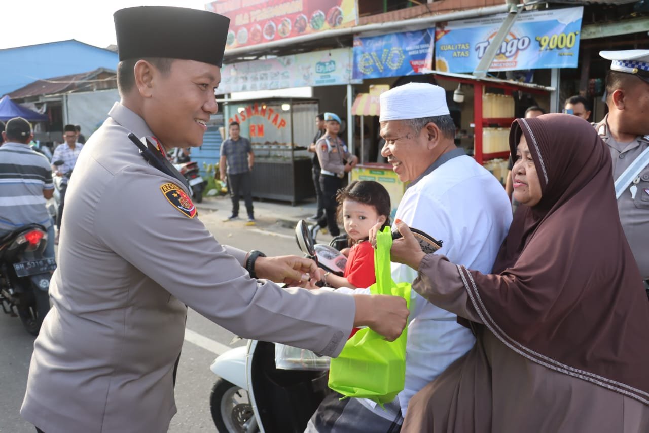 Polres Tanjab Barat, Gelar Pembagian Takjil di Bulan Ramadhan 1446 H