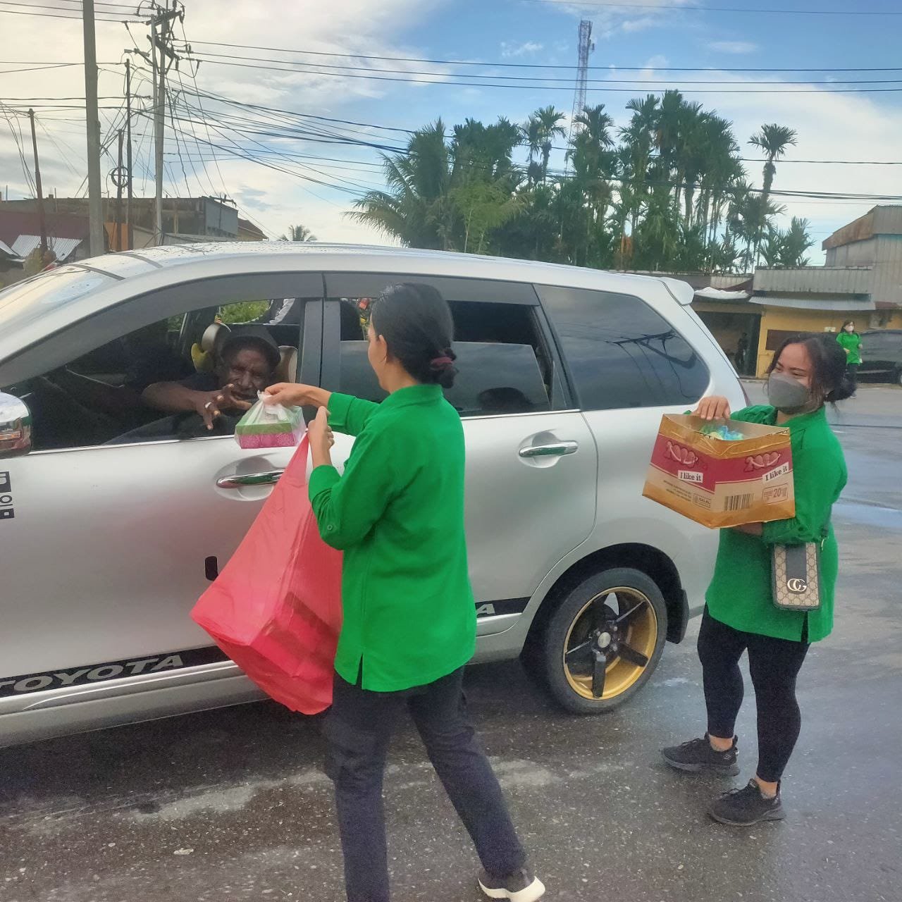 Tingkatkan Amal Ibadah di Bulan Suci Ramadhan, Kodim 1710/Mimika Beserta Koramil Jajaran Terus Bagikan Takjil Gratis Buka Puasa Kepada Warga