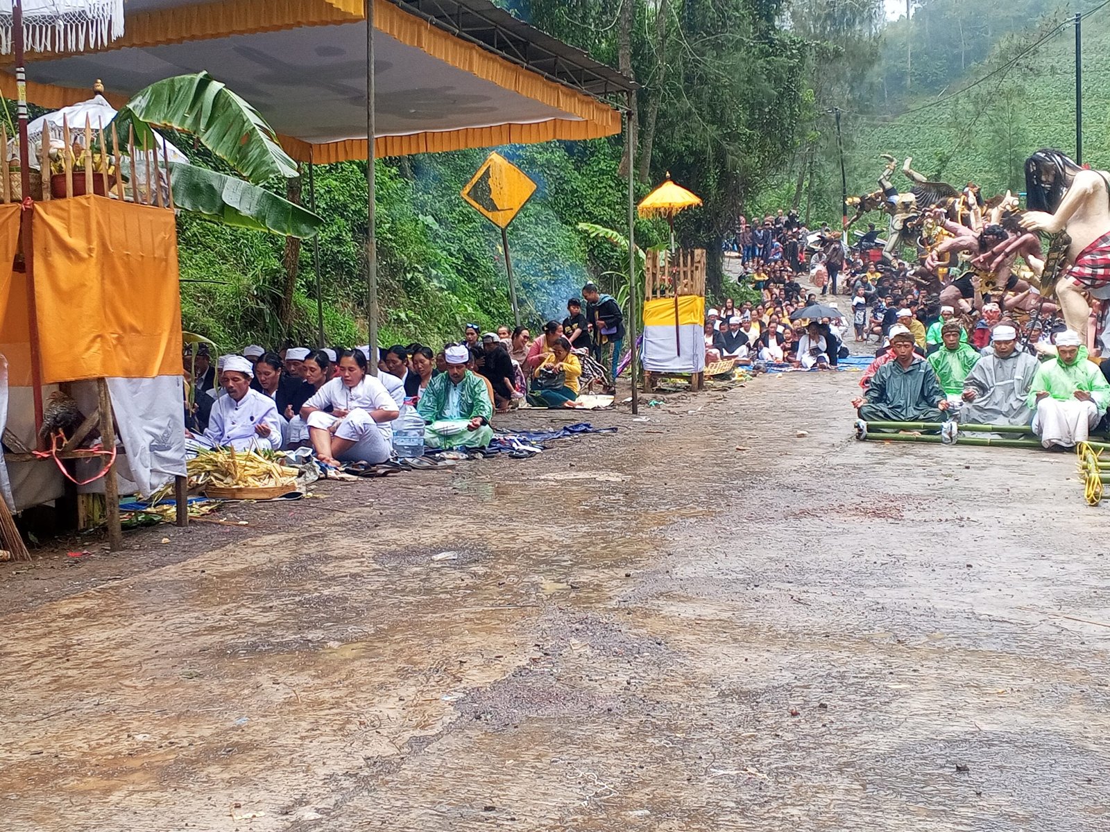 Ribuan Warga Padati Arak-Arakan Ogoh-ogoh di Sumber dalam Perayaan Nyepi