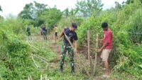 Kebersamaan di Perbatasan, TNI dan Warga Sota Kompak Bersih-Bersih