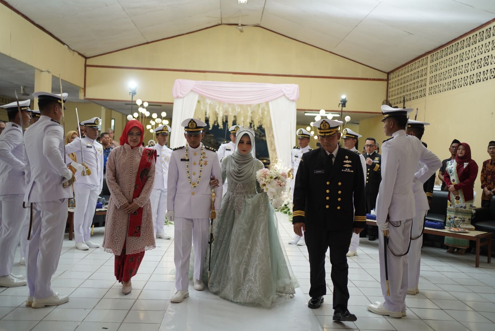 Lestarikan Tradisi Khas TNI AL, Perwira Lantamal XIV Laksanakan Upacara Pedang Pora