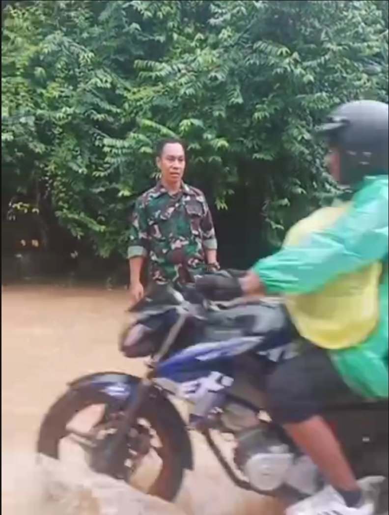 Sigap di Lapangan: Babinsa Koramil Sofifi Atur Lalu Lintas Saat Banjir di Oba Tengah